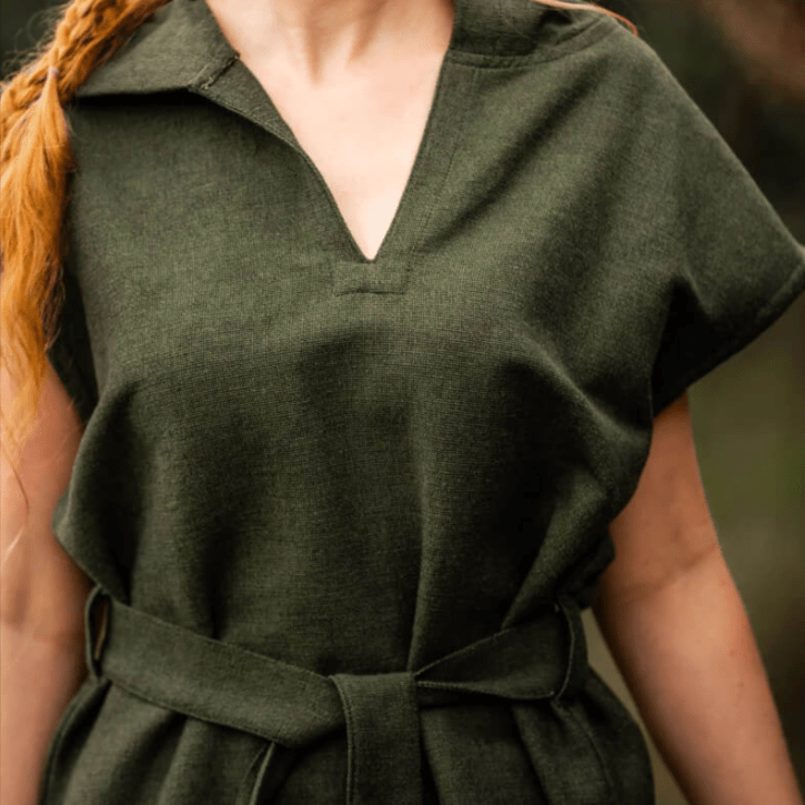 Pirate-style green cotton tunic for women, featuring a V-neck, collar, short sleeves, and a tied belt.