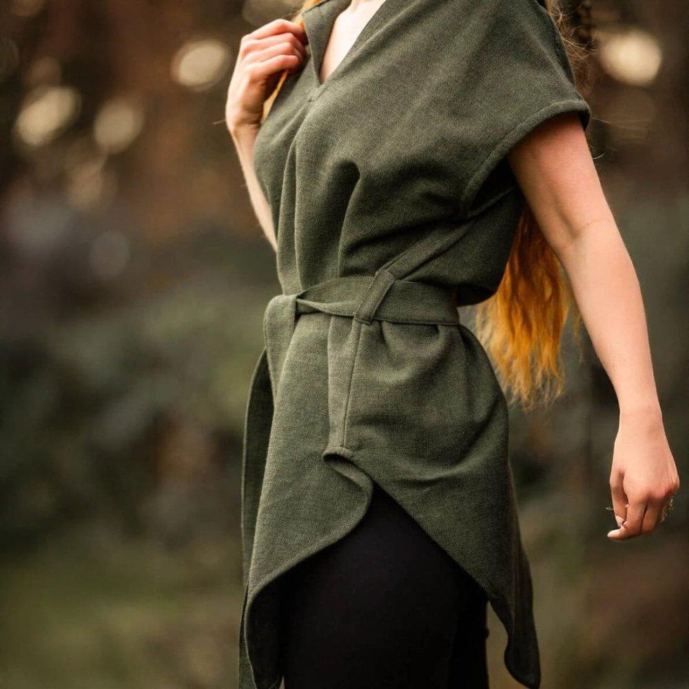 Pirate women's hooded green cotton tunic with a tapered cut and belt, ideal for adventurers.