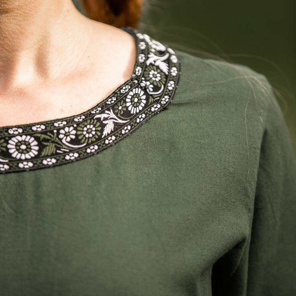 Green Pirate ladies dress showing the adjustable lace-up back